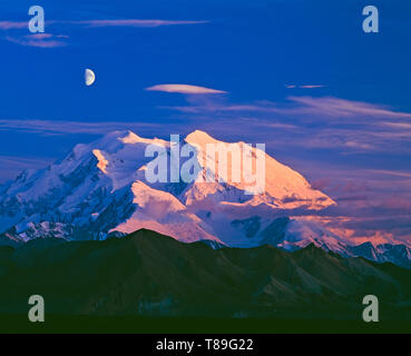 Monte McKinley (Denali) con una mezza luna all alba e al tramonto, crepuscolo, nel Parco Nazionale e Riserva di Denali, Alaska, Stati Uniti d'America. Foto Stock