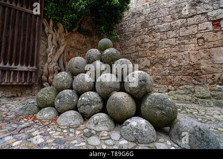 Piramide di Cannonball al Castello di Burghausen (Burgo Burghausen). Burghausen, Germania Foto Stock