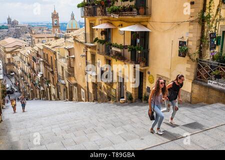 L'Italia, Sicilia, Caltagirone, sito Patrimonio Mondiale dell'UNESCO, la scalinata di Santa Maria del Monte, monumentale scalone il cui 142 gradini sono rivestiti con ceramiche policrome Foto Stock