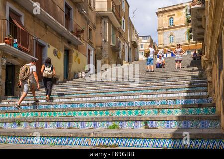 L'Italia, Sicilia, Caltagirone, sito Patrimonio Mondiale dell'UNESCO, la scalinata di Santa Maria del Monte, monumentale scalone il cui 142 gradini sono rivestiti con ceramiche policrome Foto Stock