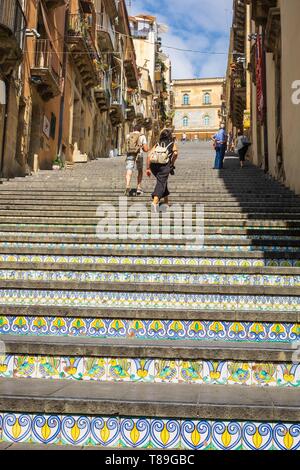 L'Italia, Sicilia, Caltagirone, sito Patrimonio Mondiale dell'UNESCO, la scalinata di Santa Maria del Monte, monumentale scalone il cui 142 gradini sono rivestiti con ceramiche policrome Foto Stock