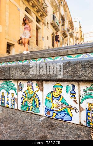 L'Italia, Sicilia, Caltagirone, sito Patrimonio Mondiale dell'UNESCO, la scalinata di Santa Maria del Monte, monumentale scalone il cui 142 gradini sono rivestiti con ceramiche policrome Foto Stock