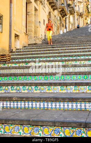 L'Italia, Sicilia, Caltagirone, sito Patrimonio Mondiale dell'UNESCO, la scalinata di Santa Maria del Monte, monumentale scalone il cui 142 gradini sono rivestiti con ceramiche policrome Foto Stock