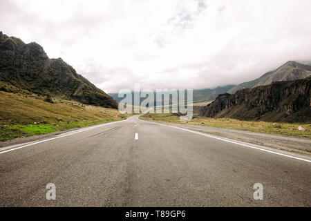 Militari strada georgiana nelle montagne del Caucaso Foto Stock