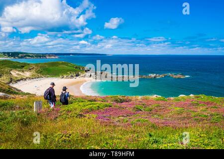 Francia, Cotes d'Armor, Plevenon, la spiaggia fosse adiacente alla Pointe de la Guette, escursione sulla GR 34 sentiero escursionistico Foto Stock