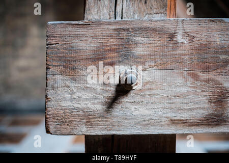 Vite arrugginito in trave di legno closeup - Concetto di costruzione - sfondo Foto Stock