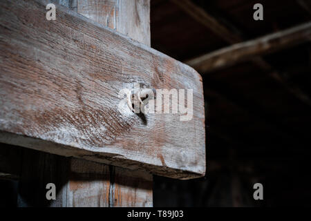 Listoni in legno conncected con vite arrugginito closeup in soffitta / loft - Concetto di costruzione - Foto Stock