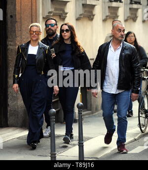 Michelle Hunziker e Aurora Ramazzotti shopping a Milano con: Michelle Hunziker, Aurora Ramazzotti Dove: Milano, Italia Quando: 10 Apr 2019 Credit: IPA/WENN.com * * disponibile solo per la pubblicazione in UK, USA, Germania, Austria, Svizzera** Foto Stock