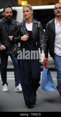 Michelle Hunziker e Aurora Ramazzotti shopping a Milano con: Michelle Hunziker Dove: Milano, Italia Quando: 10 Apr 2019 Credit: IPA/WENN.com * * disponibile solo per la pubblicazione in UK, USA, Germania, Austria, Svizzera** Foto Stock