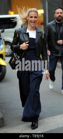 Michelle Hunziker e Aurora Ramazzotti shopping a Milano con: Michelle Hunziker Dove: Milano, Italia Quando: 10 Apr 2019 Credit: IPA/WENN.com * * disponibile solo per la pubblicazione in UK, USA, Germania, Austria, Svizzera** Foto Stock
