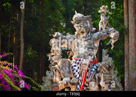 Antica statua di combattimenti Kumbhakarna Rakshasa da epic legenda indù Ramayana in Bukit Sari tempio, Sangeh Monkey Forest. Arti tradizionali, cultura Foto Stock