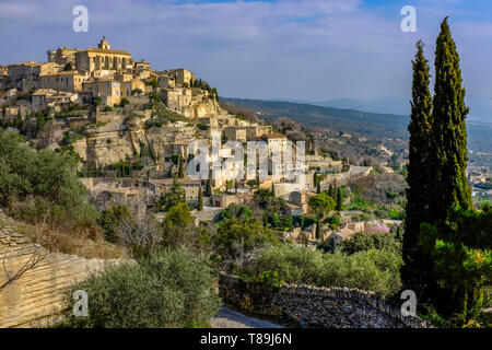 Il bellissimo villaggio sulla collina di Gordes, nella valle del Luberon della Provenza, Francia, è un delizioso stop sulla strada per la costa mediterranea. Foto Stock