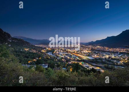 In Francia, in Isère (38), Grenoble, vue sur la Bastille et le Massif de la Chartreuse depuis le Vercors avec le Massif de Belledonne en arrière plan Foto Stock