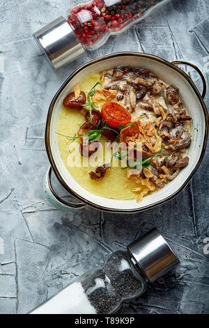 Carni bovine stroganoff con purè di patate in una pentola. vista dall'alto, sullo sfondo di pietra Foto Stock