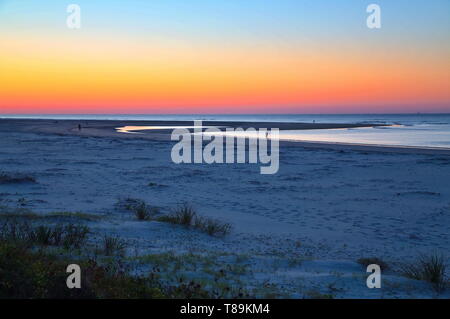 Blu e arancione Alba sulla spiaggia Foto Stock