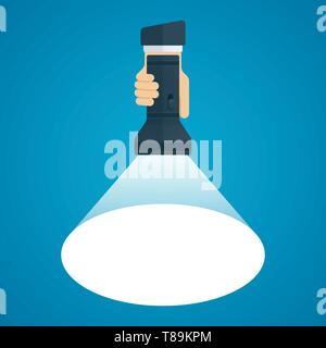 Mano che tiene la torcia elettrica. Torcia con fascio di luce. Icona del vettore su sfondo blu. Illustrazione Vettoriale