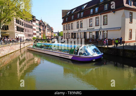 Gita in barca sul canal a Strasburgo, in Francia. Foto Stock