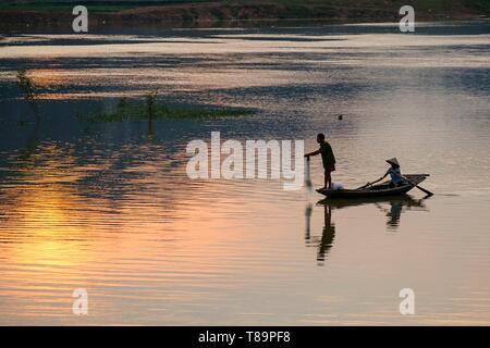 Il Vietnam, provincia di Ninh Binh, navigazione la baia di Ha Long, Ken Ga, paesaggio carsico intorno Hoa Lu Foto Stock