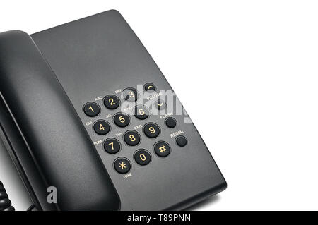 Classico telefono cablato utilizzati a casa e negli uffici su un isolato bianco sullo sfondo. Foto Stock