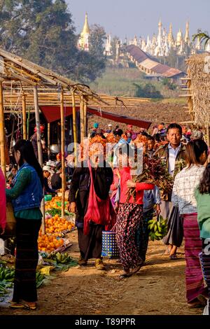 Myanmar, stato Shan, Lago Inle, il mercato nel villaggio di Taung per Foto Stock