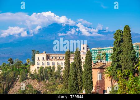 L'Italia, sicilia, Taormina, la città vecchia, il San Domenico Palace Hotel di lusso e il Monte Etna in background Foto Stock
