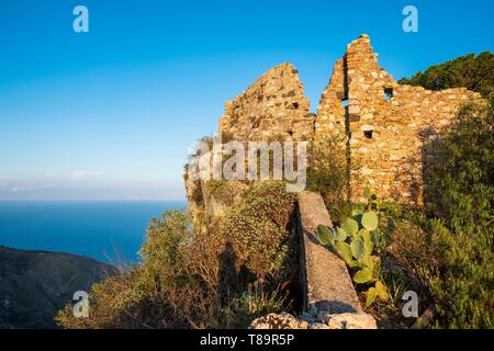 L'Italia, sicilia, Castelmola sulle alture di Taormina, i ruderi del castello normanno domina il borgo Foto Stock