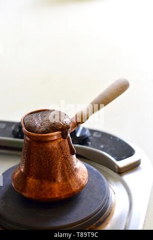 Caffè bollente, Turco, fornelli in un rame jezve Foto Stock