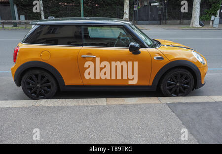 Torino, Italia - CIRCA NEL MAGGIO 2019: giallo Mini auto Foto Stock