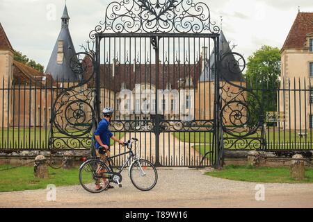 Francia, Cote d'Or, Commarin, in bicicletta tra Pont de Pany e Pouilly en Auxois, una fermata proprio di fronte al castello di Commarin Foto Stock