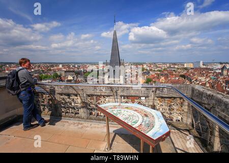 Francia, Cote d'Or, paesaggio culturale di climi di Borgogna elencati come patrimonio mondiale dall' UNESCO, Dijon, Dijon e chiesa di Notre Dame visto dalla cima del Tour Philippe le Bon Foto Stock