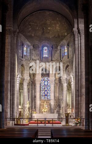 Francia, Puy de Dome, Auvergne parco naturale regionale dei vulcani, Monts Dore mountain range, Orcival, xii secolo Notre Dame d'Orcival basilica, coro, granito altare maggiore, statua della Vergine in maestà, capitelli scolpiti e finestre di vetro colorato Foto Stock