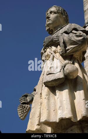 Francia, Doubs, alta valle Loue, Vuillafans, la statua del santo patrono del calibro a corsoio di viticoltori di fronte alla chiesa, il grappolo di uva in mano Foto Stock