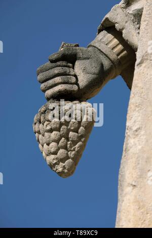 Francia, Doubs, alta valle Loue, Vuillafans, la statua del santo patrono del calibro a corsoio di viticoltori di fronte alla chiesa, il grappolo di uva in mano Foto Stock