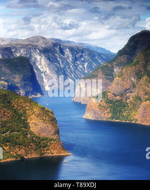 Splendida estate panorama soleggiato del Aurlandsfjord, Sognefjord, Norvegia Foto Stock