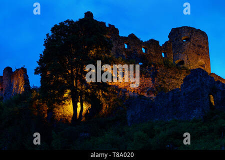 Rovine del Castello di Ehrenberg di notte. Reutte, Austria. Foto Stock