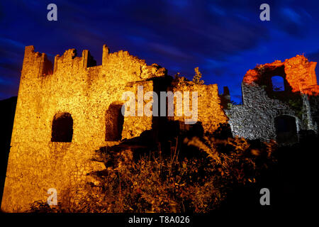 Rovine del Castello di Ehrenberg di notte. Reutte, Austria. Foto Stock