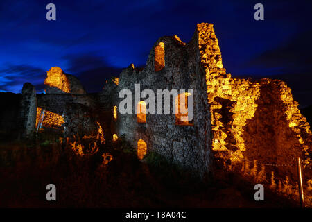 Rovine del Castello di Ehrenberg di notte. Reutte, Austria. Foto Stock