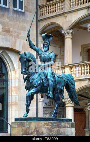 Monumento del Conte Eberhard i al Castello Vecchio (Altes Schloss). Stoccarda, Germania Foto Stock