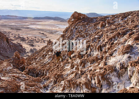 Tourist godendo il sale, sabbia e desertscape nella Valle della Luna, San Pedro de Atacama, Cile Foto Stock