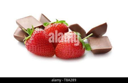 Fresche fragole mature con cioccolato su sfondo bianco Foto Stock