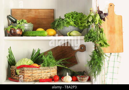 Diverse le erbe fresche con spezie e verdure sugli scaffali Foto Stock
