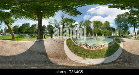 Visualizzazione panoramica a 360 gradi di Udine, Italia. Maggio 2019. 360° dell'immagine. Il giardino nel centro del 1 maggio Square a Udine.
