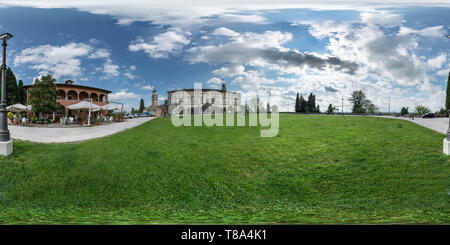 Visualizzazione panoramica a 360 gradi di Udine, Italia. Maggio 2019. 360° dell'immagine. Vista panoramica della piazza davanti al castello di Udine