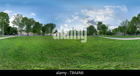 Visualizzazione panoramica a 360 gradi di Udine, Italia. Maggio 2019. 360° dell'immagine. Il giardino nel centro del 1 maggio Square a Udine.