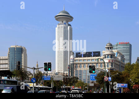 Shanghai, Cina - 2 Novembre 2017: vista della Piazza del Popolo del Huangpu District, compreso il Radisson Hotel Shanghai e il Nuovo Mondo Dep Foto Stock