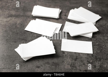 Blank business cards su sfondo grigio Foto Stock