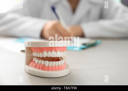 Modello a ganascia sul tavolo in studio dentistico Foto Stock