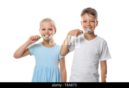 Carino figlioli spazzolatura dei denti su sfondo bianco Foto Stock