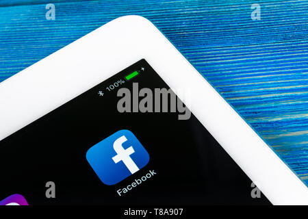Sankt-Petersburg, Russia, Luglio 6, 2018: Facebook icona applicazione su Apple iPad Pro lo schermo dello smartphone di close-up. App Facebook icona. Social media icona. Foto Stock