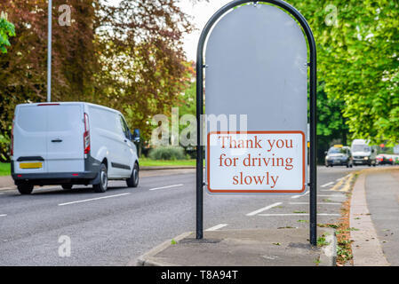 Abington ingresso parco segno tra il sentiero e strada a Northampton in Inghilterra Regno Unito Foto Stock